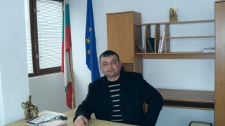 Само в БЛИЦ: Селски кмет разпореди да се запали стадион, скача на бой с пожарникари и полицаи