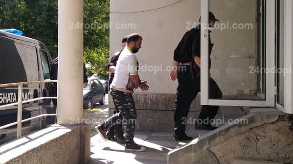 Себахатин, заклал майка си в Кърджалийско, влезе окован в съда СНИМКА 