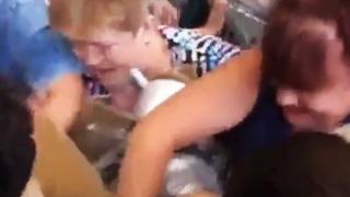 Руски тетки се биха за тенджери под налягане на промоция ВИДЕО