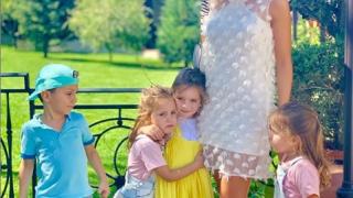 Какво става? Сексапилната Жаси от "Сделка или не" май чака... СНИМКА 