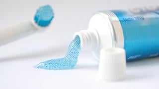 Какво се случва с мъж, който маже пениса си с паста за зъби за по-дълъг секс