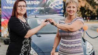 Спорт Тото зарадва двама късметлии с невероятни нови автомобили
