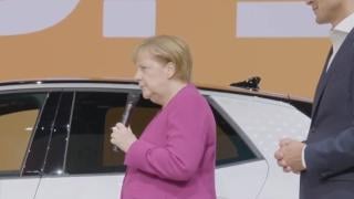 Ужас! Атакуваха Меркел ВИДЕО