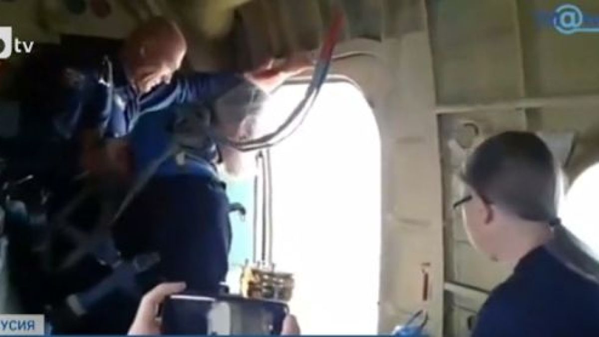 Свещеник се качи на самолет и направи нещо невиждано ВИДЕО