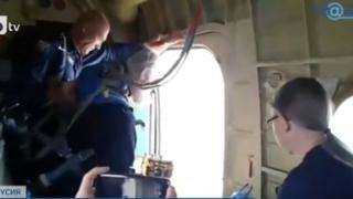 Свещеник се качи на самолет и направи нещо невиждано ВИДЕО
