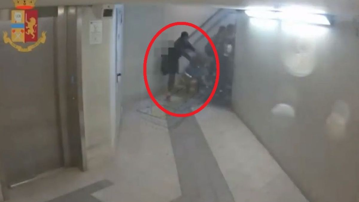 Ужасяващо ВИДЕО: Чернокож бежанец нападна дивашки две жени на италианска гара 
