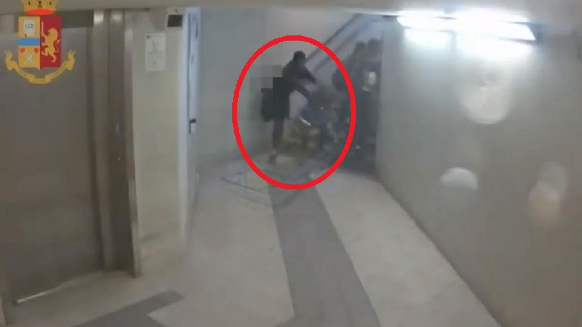 Ужасяващо ВИДЕО: Чернокож бежанец нападна дивашки две жени на италианска гара 