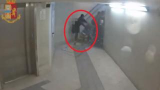 Ужасяващо ВИДЕО: Чернокож бежанец нападна дивашки две жени на италианска гара 