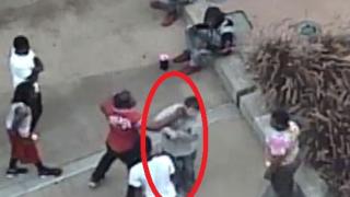 Банда чернокожи в САЩ бият на убиване на бял мъж – гледката е страшна ВИДЕО