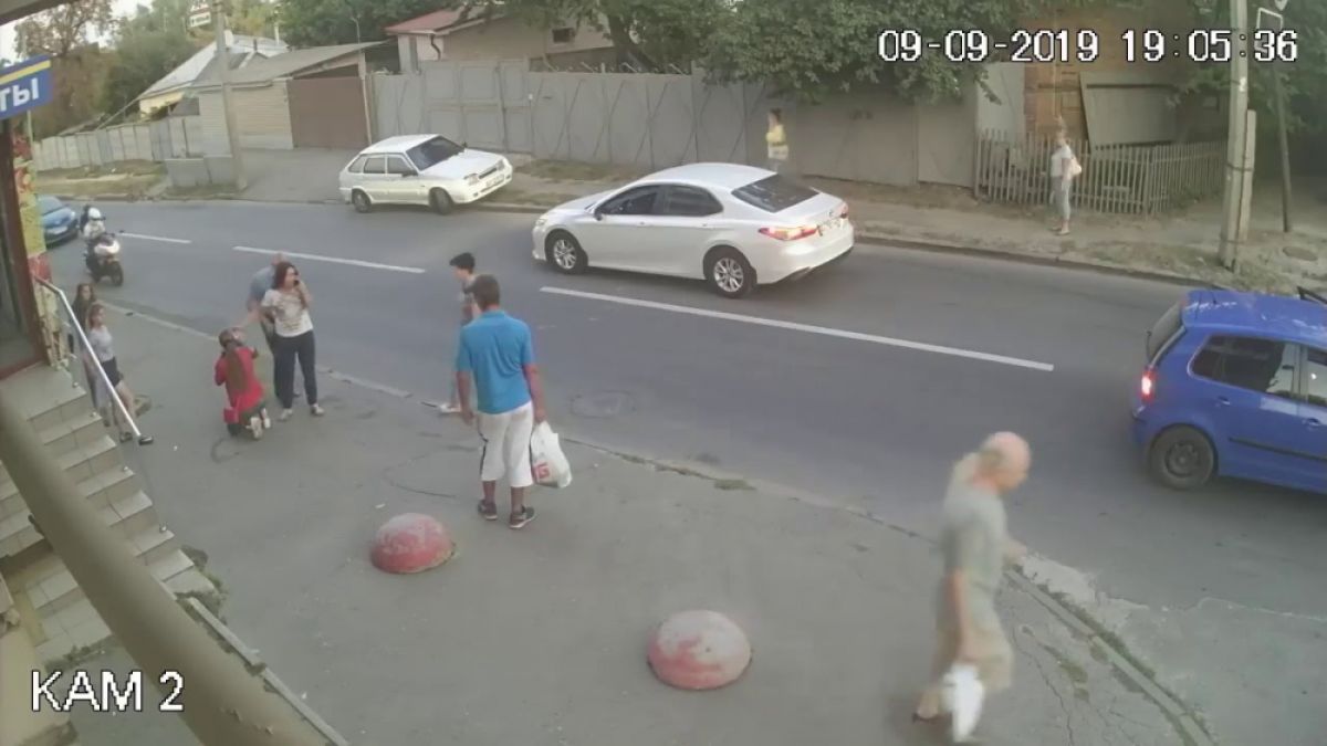 Кола блъсна дете на улицата, а след това... ВИДЕО