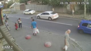 Кола блъсна дете на улицата, а след това... ВИДЕО
