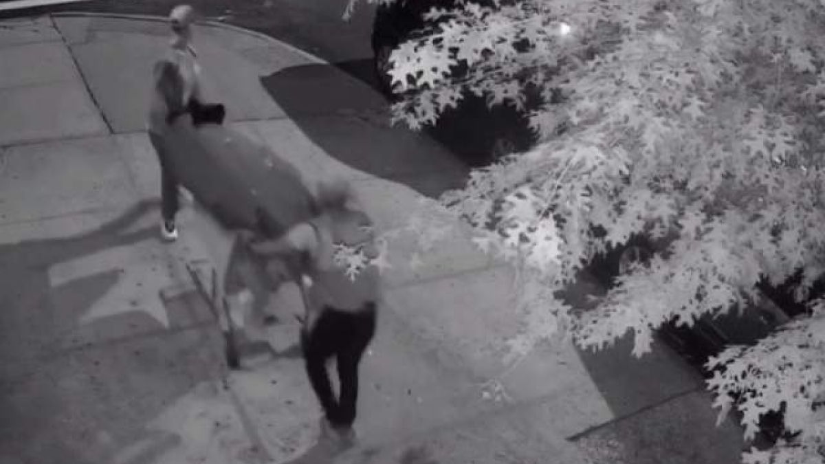Страховито: Разнасят труп с пазарска количка в съмнителен квартал ВИДЕО