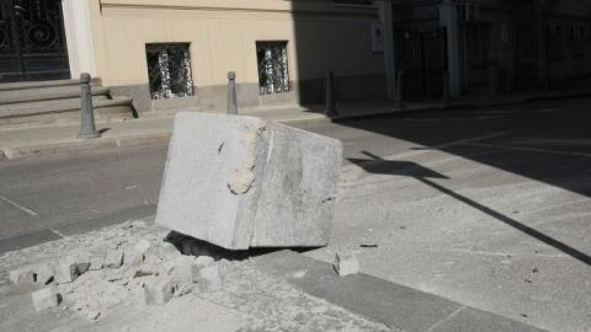 Шофьор не успя да вземе завоя и направи голяма беля в центъра на София СНИМКИ