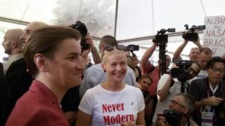 Премиерката на Сърбия и партньорката й на гей парада в Белград 