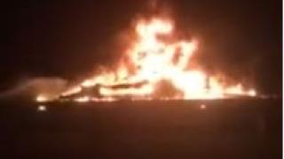 Само в БЛИЦ! Най-голямата яхта до 5-звездния хотел Мираджио в Касандра стана на пепел нощес ВИДЕО