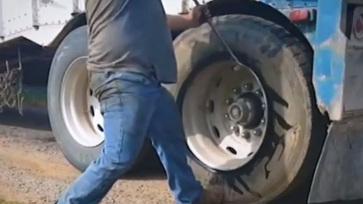  Еврика! Как да караме автомобил със спукана гума? ВИДЕО