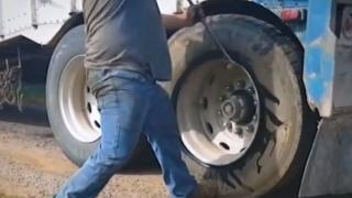  Еврика! Как да караме автомобил със спукана гума? ВИДЕО