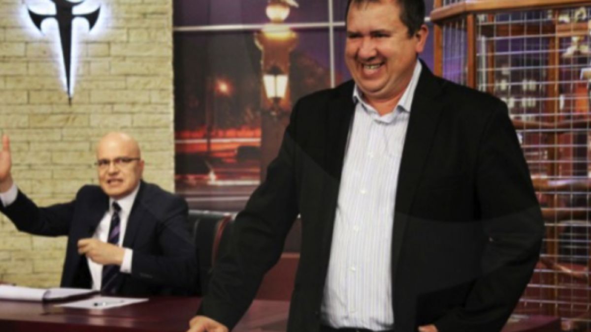 Човек от екипа на "Шоуто на Слави" омете студиото 