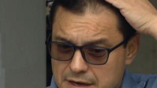 Гълъб се изака върху главата на политик ВИДЕО