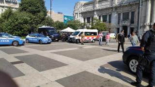 Ужас в Милано! Подивял чужденец ръга с ножица войник пред гарата и крещи Аллах Акбар
