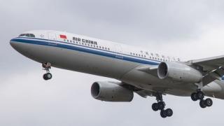 Ужас във въздуха: Пламна двигателят на Боинг 777 с над 300 души на борда
