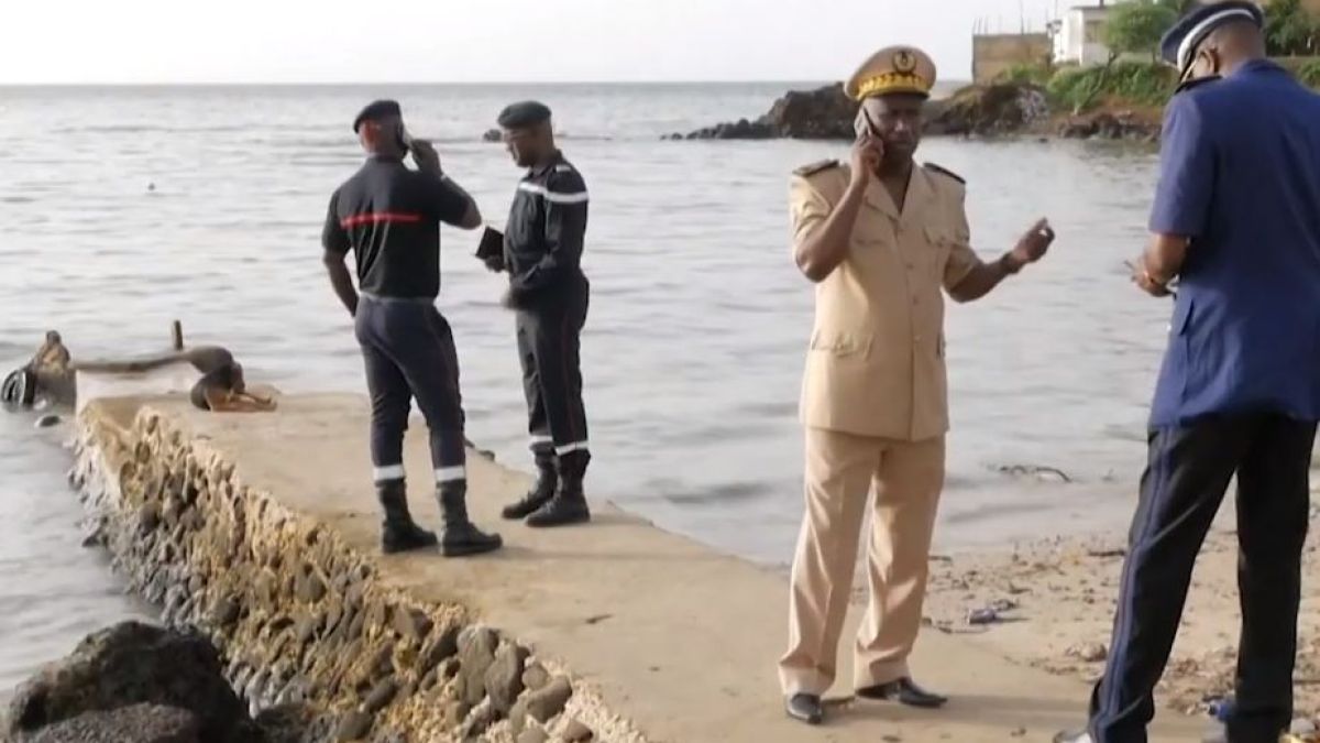 Туристически кораб се обърна и уби шестима души ВИДЕО