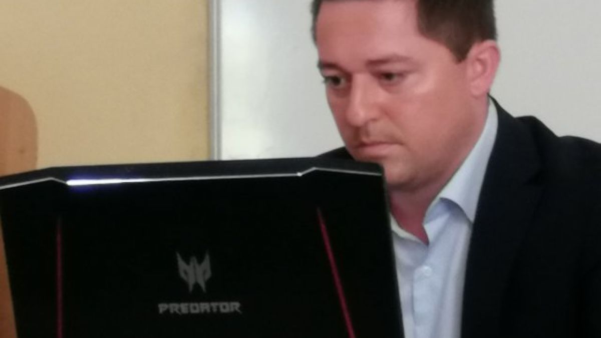 Шефът на етичните хакери обясни как за секунди се хаква телефон