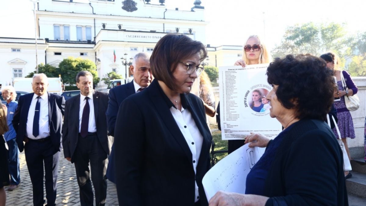 Нинова прегърна разплакана жена на простеста срещу леките присъди на жecтoките убийци СНИМКИ