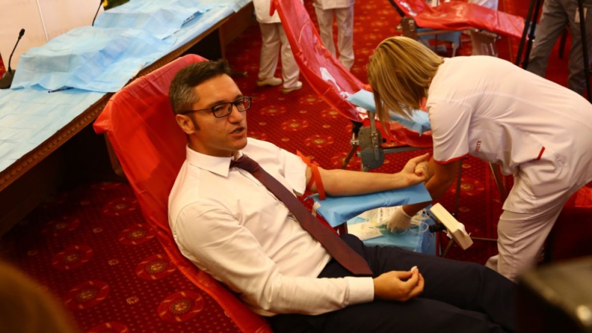 Източиха кръвта на депутатите СНИМКИ