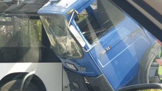 Зрелищна катастрофа на натоварено кръстовище в София СНИМКИ
