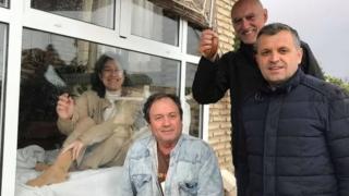 Жена живее от 13 години в стъклена камера и общува с роднините си само два пъти годишно