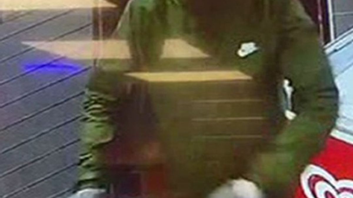 11-годишна разказа играта на въоръжен апаш в хранителен магазин ВИДЕО