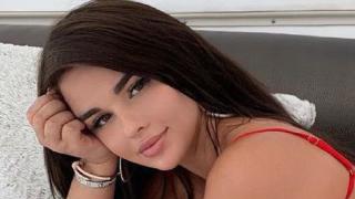 Руската Ким Кардашиян показа дупе в супер малки бански СНИМКИ 18+