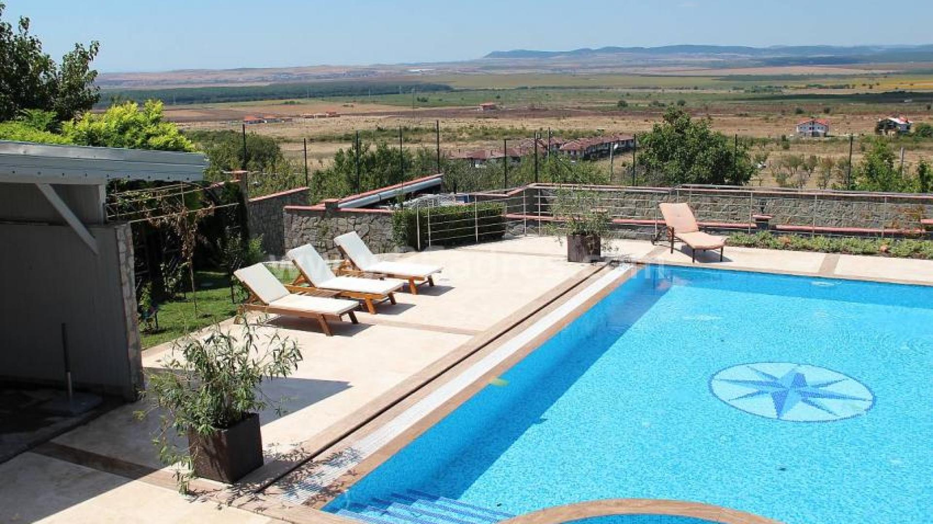 IT специалисти удариха джакпота с вила с басейн под наем край София 