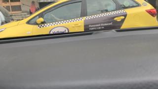 Първи СНИМКИ как Миролюба Бенатова "върти геврека" на такси в София