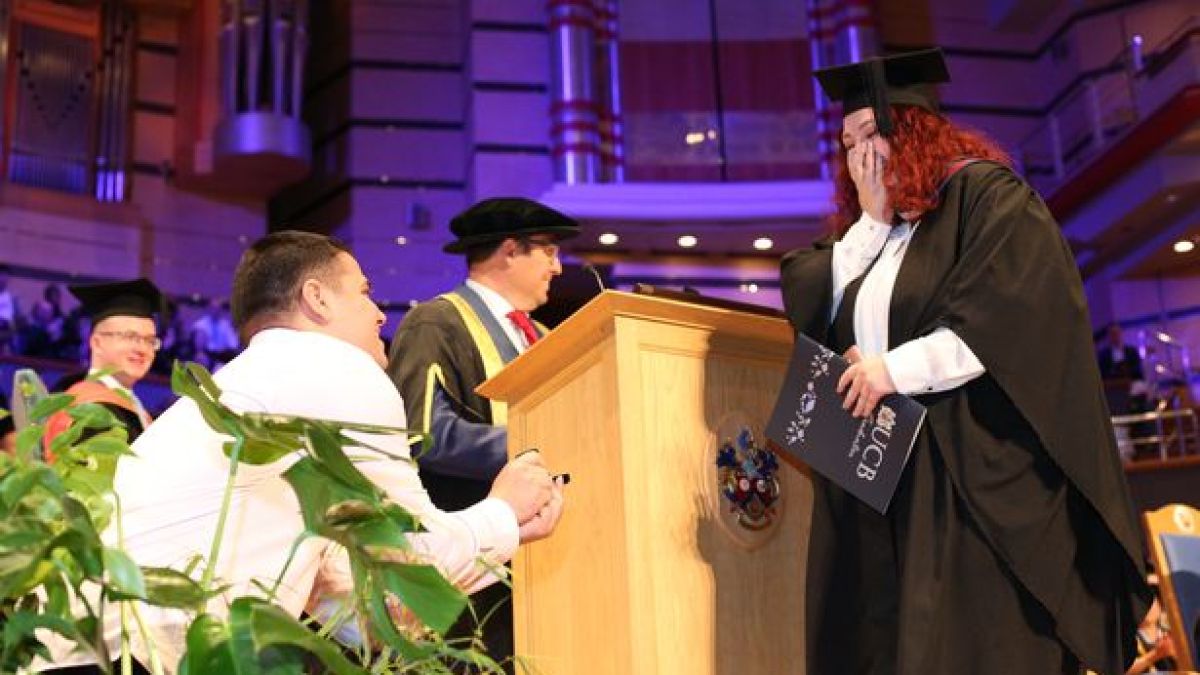 БГ студент направи нещо приказно на дипломирането на гаджето си в Бирмингам