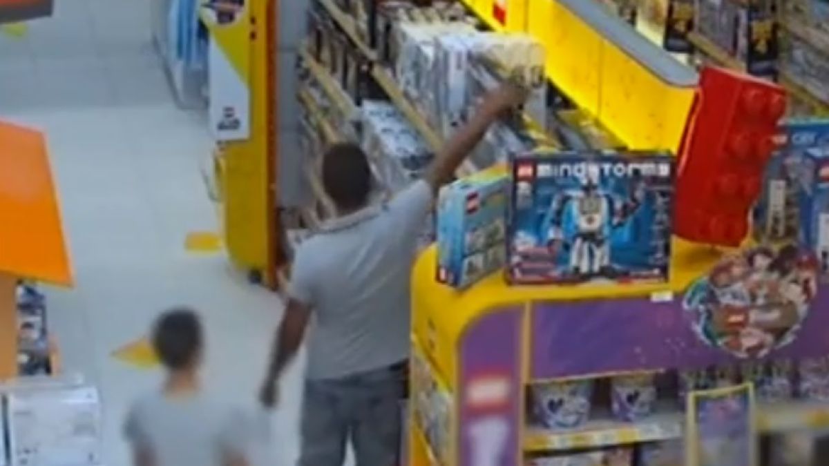 Ето как баща учи син нагло да краде скъпи стоки в столичен мол ВИДЕО