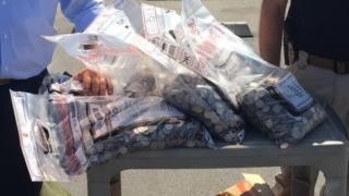 Арестуваха жена с 6000 долара на монети, натъпкани в бебешка количка СНИМКА