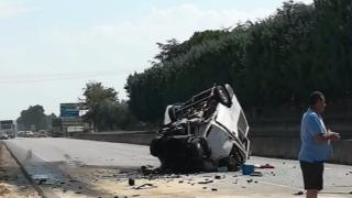 Само в БЛИЦ! Жестока катастрофа в столицата, пожарникари режат ламарини, за да извадят шофьора