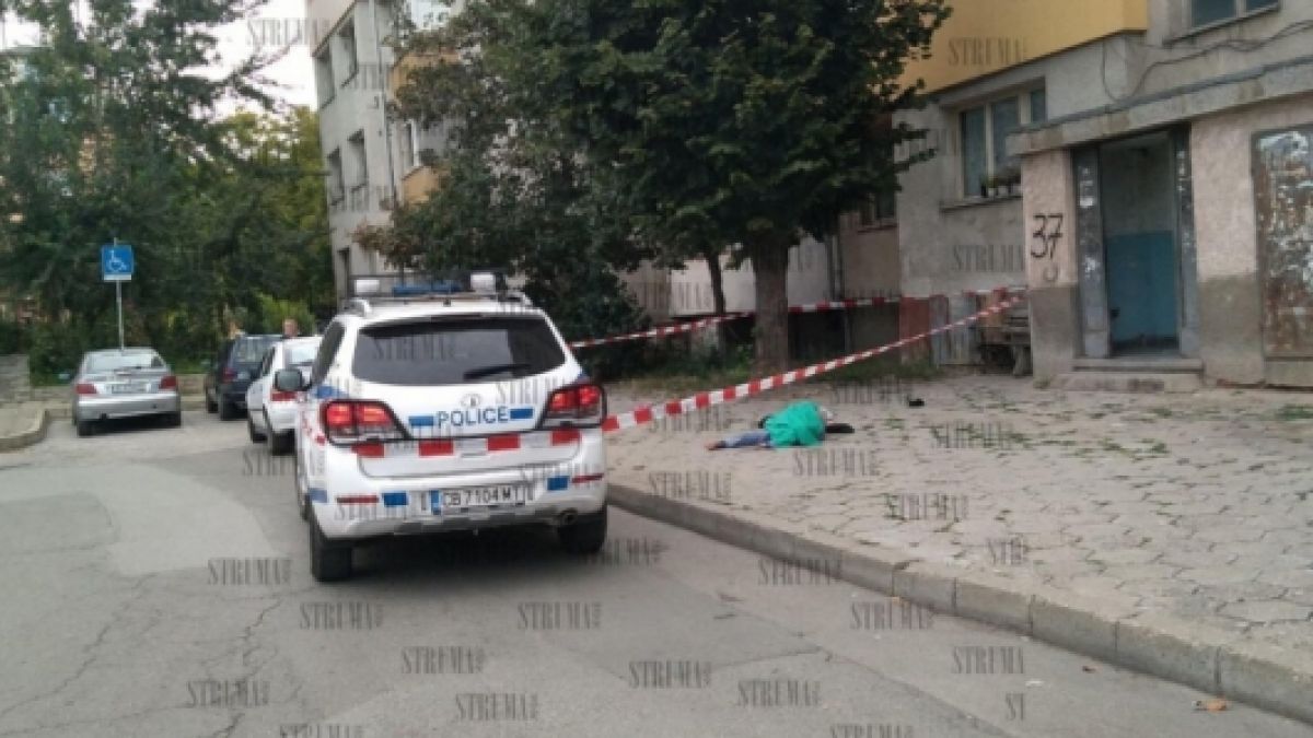 Мистерия в смъртта на полуголия мъж, полетял от блок в Благоевград СНИМКИ 18+