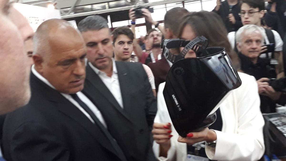 Жена предложи нещо необичайно на премиера, а той се съгласи! СНИМКИ