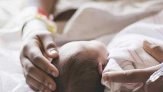 Дете се роди със сърце извън тялото поради рядко заболяване ВИДЕО 18+