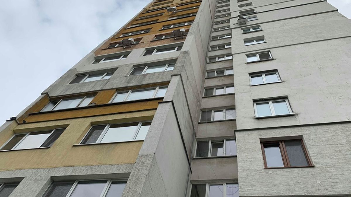 Шок! Малкият Митко оцеля по чудо след полет от 13-ия етаж
