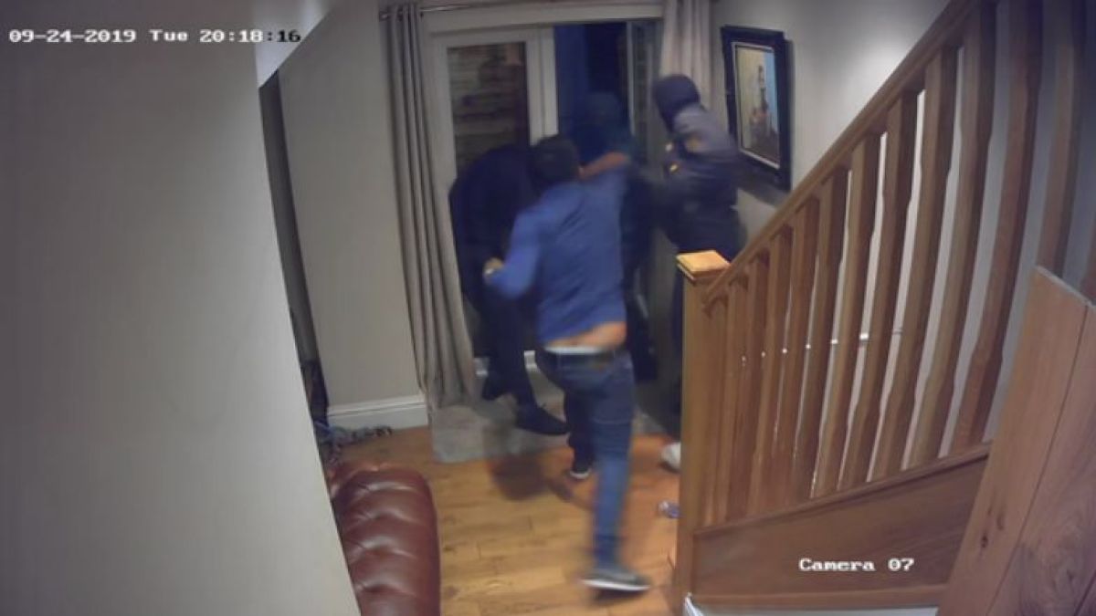 Бизнесмен се справи с четирима въоръжени апаши с голи ръце ВИДЕО 