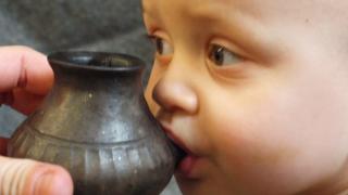 Учени откриха, че праисторическите бебета са били хранени с "биберон" 