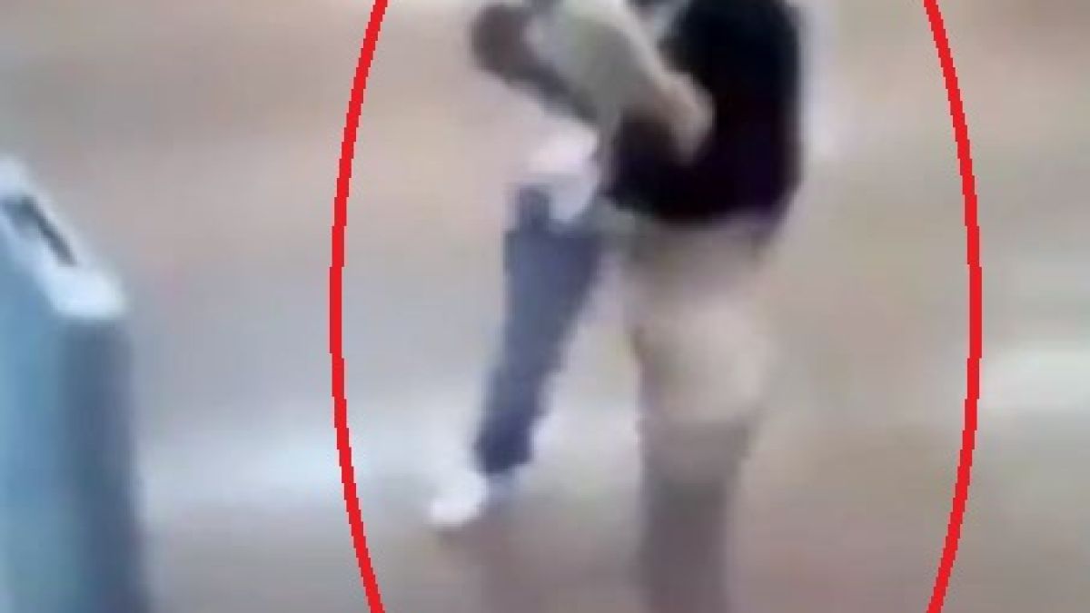 Момиче се разсъблече голо в магазин, за да докаже, че не... ВИДЕО