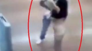 Момиче се разсъблече голо в магазин, за да докаже, че не... ВИДЕО