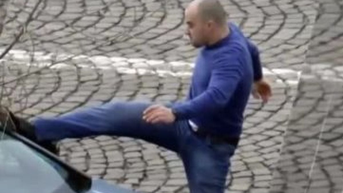 Наглец спря на непозволено място, а когато му направиха забележка, стана страшно