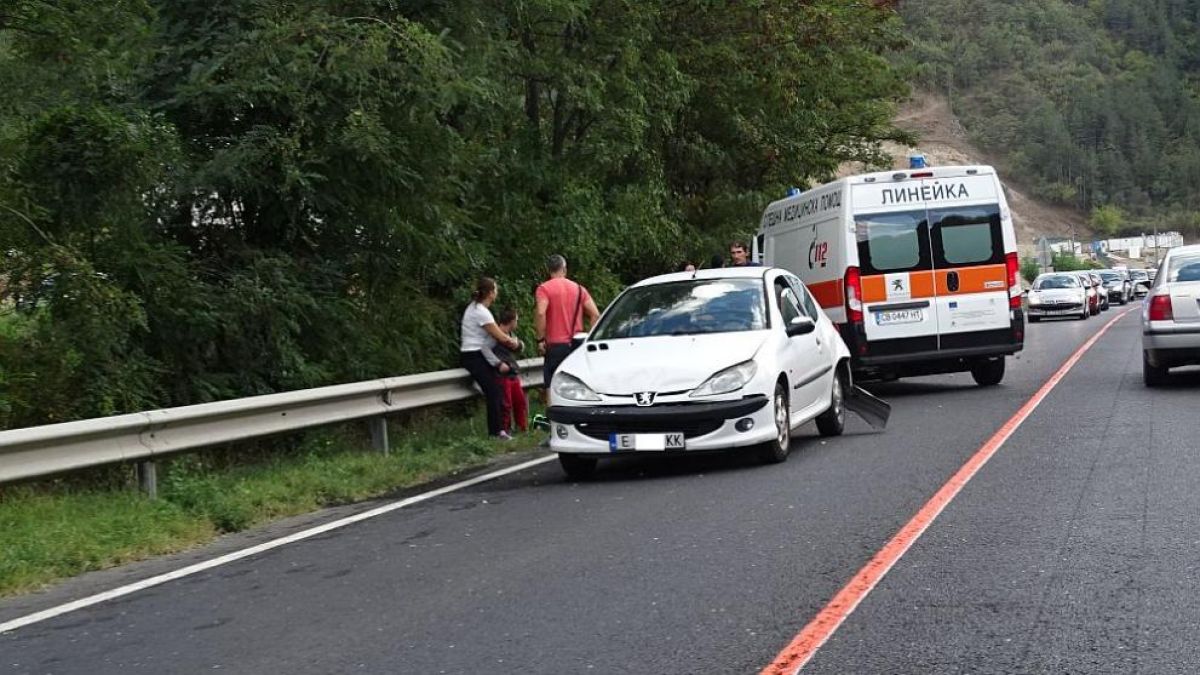 Верижна катастрофа задръсти Е-79 преди Благоевград СНИМКИ