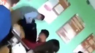 Скандално ВИДЕО 18+ Учител преби ученик по време на урок 